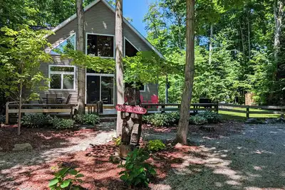 Image de Tranquil Woodsy Getaway in Leelanau Peninsula - Golf, Wineries, Hiking, Beaches!