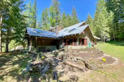 Image de Rustic woodland home with hot tub, patios & fireplaces - near lake access