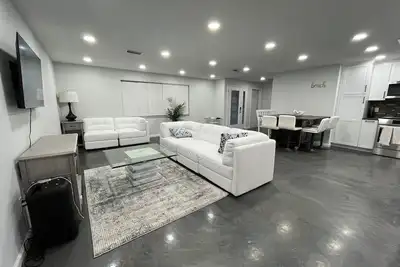 Image de Costal Clearwater Getaway Hot tub, Grill + Massage Mins to Clearwater Beach ☀️🌴