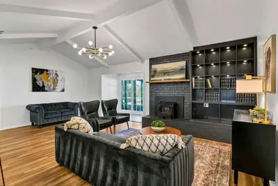 Image de Midcentury Retreat on 1 Acre with Pool! Pets Welcome!