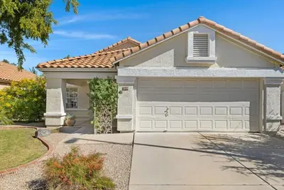Image de Fun Gilbert home with swim spa and ping pong in Val Vista Lakes!
