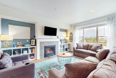 Condo with riverfront view - close to beaches & town - walk everywhere