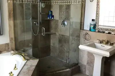 Image de Serene 5 Bedroom With Pool & Jacuzzi and Panoramic Ocean Views!