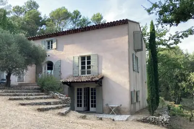 Image de Joli mas provençal entre mer et campagne, oliviers et romarin.