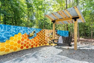 Image de Two Tree Houses - Beehive & H20