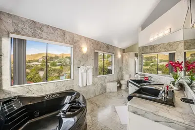 Image de King Suite Oasis: Unwind with Jacuzzi & Bay Views Unit B