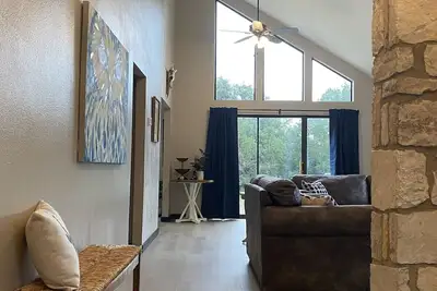 Image de Modern Hill Country Stunner! Mountain Views, Super Close Frio River & Garner.