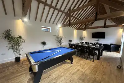 Image de Period renovated character barn located within oldhurst village.