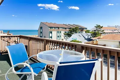 Image de Top-floor condo with ocean view & balcony - steps to beach, near Northside Park