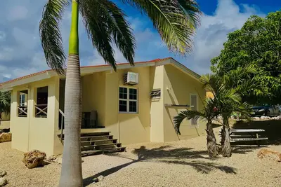Image de Tropical detached bungalow with communal pool. 2 bathrooms and washingmachine.