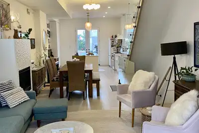 Image de Clean And Comfortable. Walking distance to beach, shops and top restaurants.