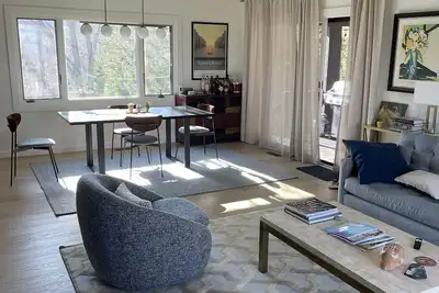 Image de Mid-century modern design, Light filled home, long views, peaceful getaway!