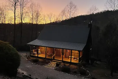 Beautiful 3 bedroom 3 bath log cabin 40 minutes from Asheville.