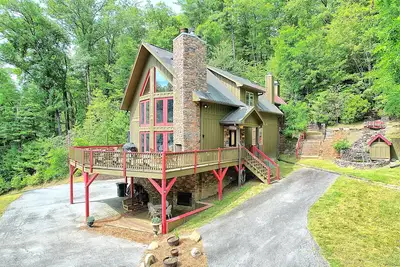 Image de 9 min. to Main St. ~ Hot Tub ~ Pets ~ on 2. 2 acres ~ water feature ~ Ev Charger