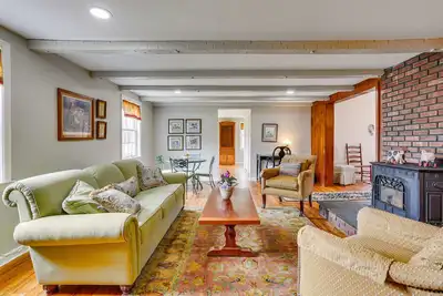 Image de Historic Farmhouse in Layton w/ Deck!