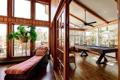 Image de Authentic Swiss Cabin - 4 Br with Hot Tub and pool table