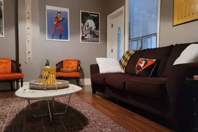 Image de Downtown Hamilton urban oasis. Close to all major bus routes, shops & eateries.