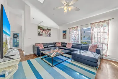 Image de Booking fall No crowds 4/3 w 3 kings/1 bunk room! Pet friendly! 3 blks to beach!