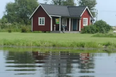 Image de Cozy cottage in front of private lake