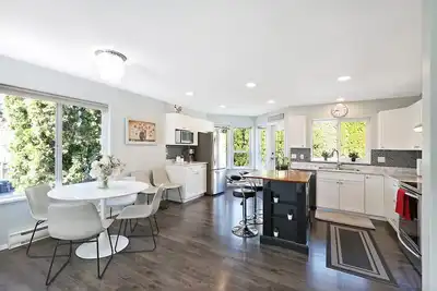 Image de Central Courtenay Modern Retreat: Urban Oasis