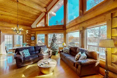 Image de Custom lakefront home with lake views, hot tub, firepit, fireplace, dock, & deck