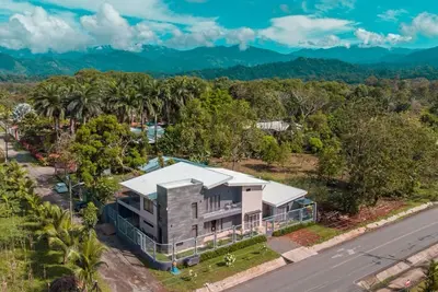 Image de Luxury Home close to several local attractions, secure parking, pets allowed.