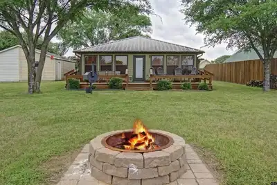 Image de Lake Fork! Stunning views! Firepit & Pool Table!