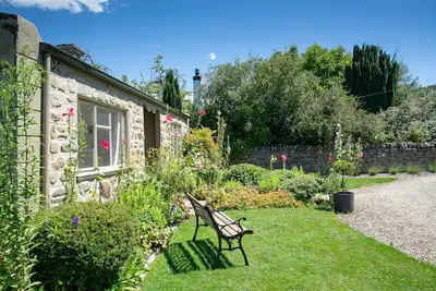 Image de Historic cottage room w private Lounge, Cottage garden, walk to shops and cafe\n