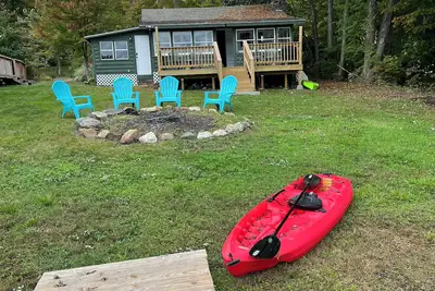 Image de Waterfront Cabin w Firepit, Dock, Deck, Bbq. Direct Lake Access! Pet-friendly!