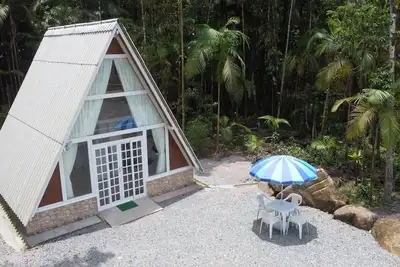 Image de Belle cabane immergée dans la forêt