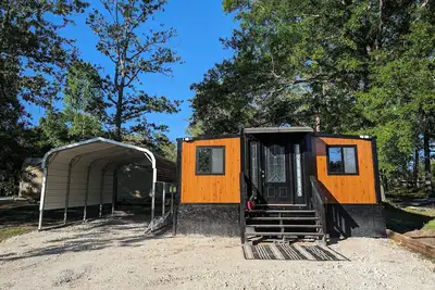 Image de Cozy and accommodating tiny home in Nacogdoches, Texas.