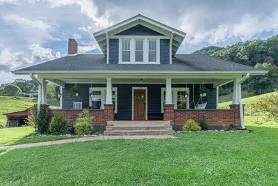 Image de Cozy modern cottage with pasture and woods