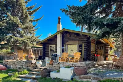 Image de Dog-friendly waterfront cabin on Flat Creek with wood stove, creek view, firepit
