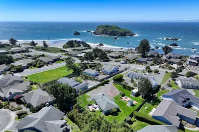 Image de Dawson's Landing, by the beach! 5-minute walk to beach access!