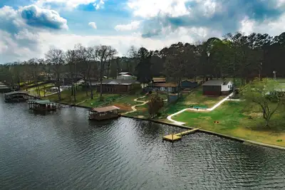 Image de Beautiful lakehouse on main channel with boat dock large backyard Lake access