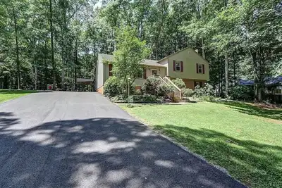 Image de Lu Commencement Rental - Easy 15 minute drive to Lu campus.