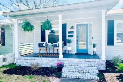 Image de Cozy Cottage with Park Views - Monthly Stays Available!