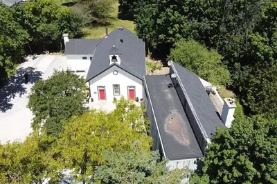 Image de House of Classic Kleinburg location Airnb\n3 bedroom, 1 washroom