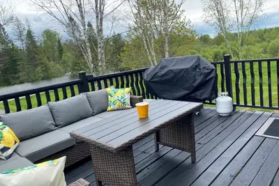 Image de Rustic Pet Friendly 4 Bedroom Open Concept Cottage with Hot Tub