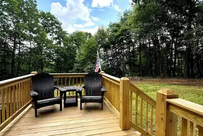 Image de Tranquil views greet you at the front door of this home!