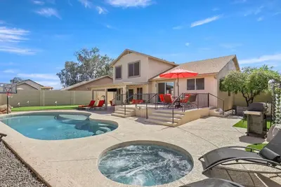 Image de Prime Location, Perfect Stay: Stadium Proximity Home with Pool & Entertainment!