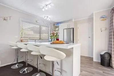 Image de Base: 4 Extra: $30 <br>210a Ocean Road, Whangamata