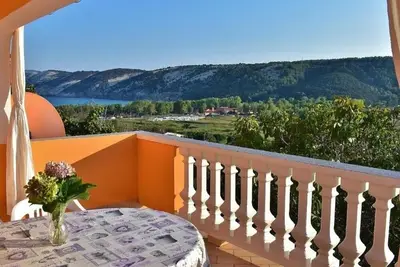 Image de Appartement de deux chambres avec le balcon et la vue sur le mer Lopar, Rab (A-22583-c)