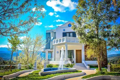 Image de 10' from the Beach, Waterpark & Chania City / Family-Friendly Villa
