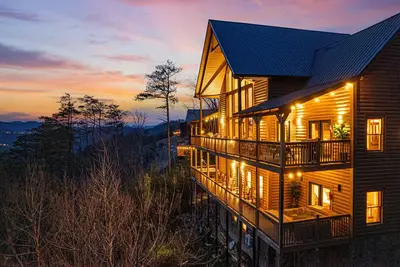 Image de Winterfest Lights Base | Sleeps 26 | Sauna | 2 Hot Tubs