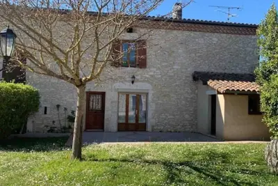 Image de Jolie maison avec cheminée, à la campagne