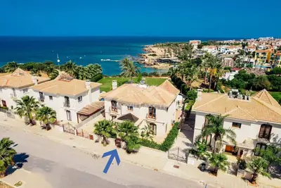 Image de SunnyVillas: 4br Sea Front Villa*Private Pool*Bw44