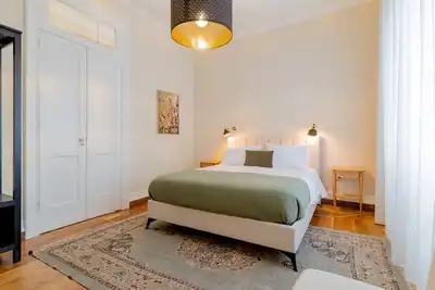 Canto do Atlântico- Central 4 Bedroom House w/ Air Con, Garage and Outdoor Patio