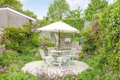 Image de Spacious and peaceful, beach and amenities within short walk