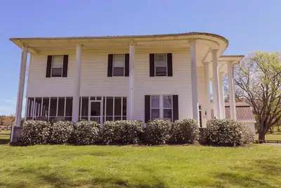 Image de Charleston Manor -Large farmhouse sleeps 8 and pet friendly.